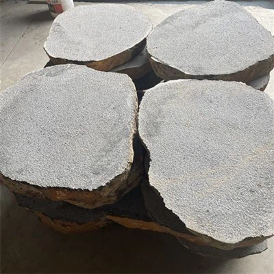 Pietra miliare martellata di basalto