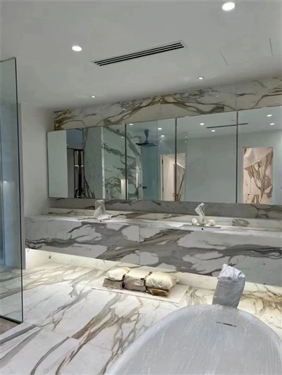 Bagno in piastrelle di marmo Calacatta Gold