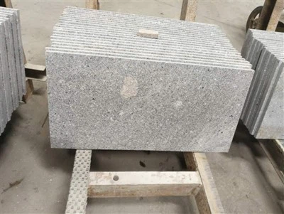 Pavimentazione in pietra di granito con finitura fiammata