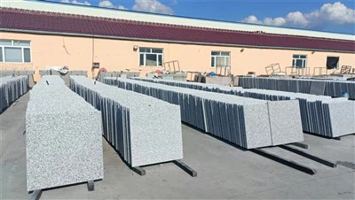 Piastrelle in pietra grigia per esterni