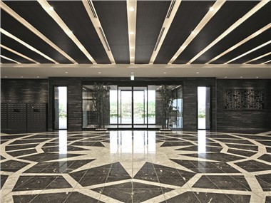 Appendere piastrelle di marmo grigio