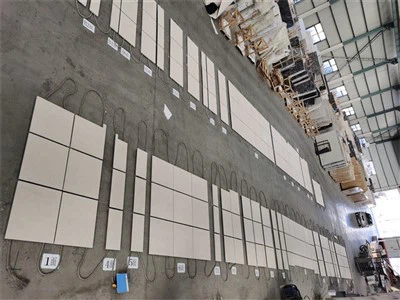 Pavimento in piastrelle di pietra calcarea