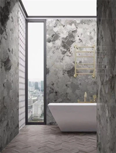 Bagno in piastrelle di marmo grigio