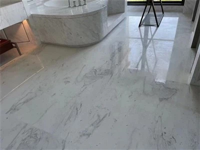 Bagno in piastrelle di marmo bianco
