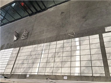 Piastrelle in marmo bianco