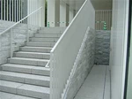 Massicci gradini in pietra per scale esterne